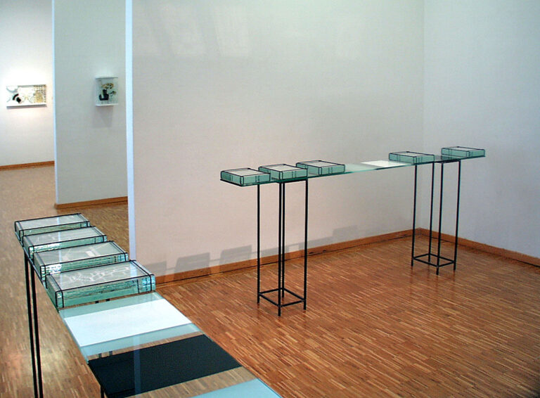 Ausstellungsansicht LES STATISTES I Staedtische Museen Heilbronn- Countdown Berlin-20 Buecher-2000