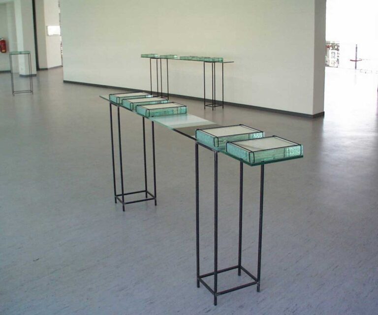 Ausstellung LES STATISTES Staedtische Galerie Waldkraiburg-Countdown Berlin Bibliothek auf Glastischen-2001