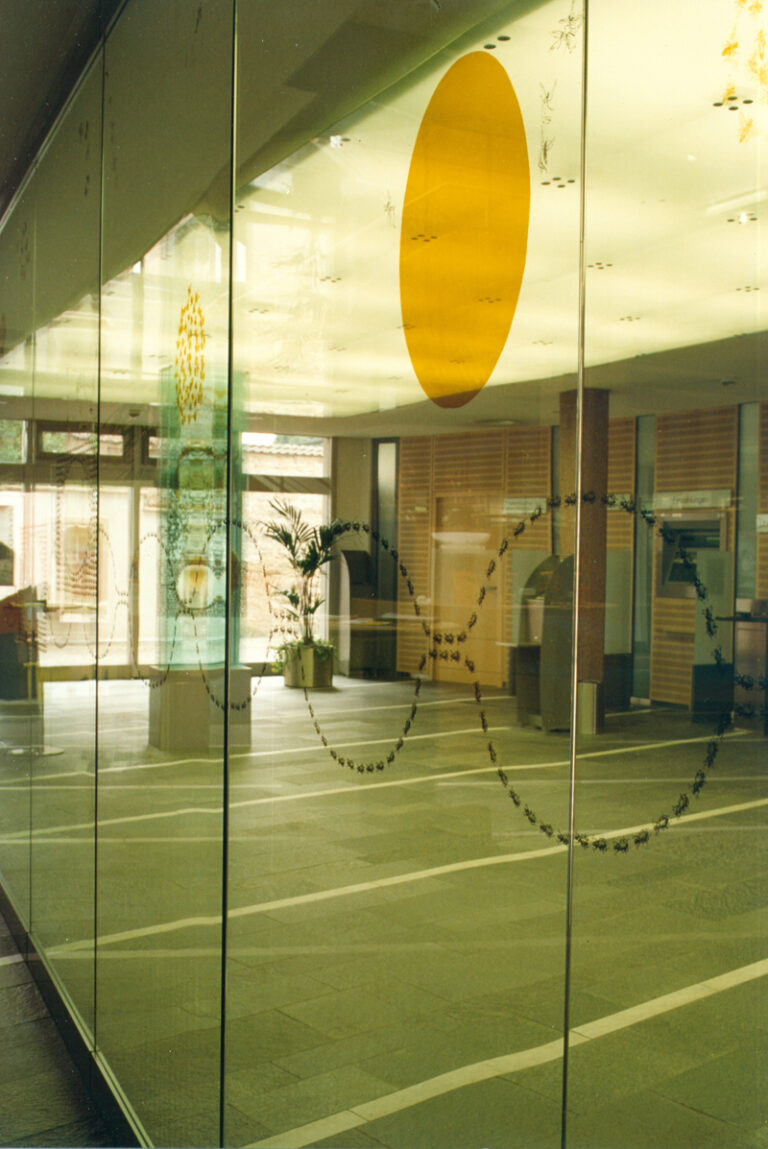 Blick durch Glas-Schiebewand ins Foyer-Sparkasse Staufen