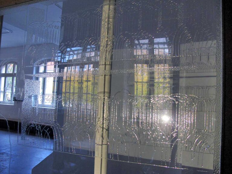 Rauminszenierung für Ausstellung ECHOROT- Allgemeiner Konsumverein Braunschweig-Empfangskabine mit Acqua Tonica Scheibe-Durchleuchtung für Glas Schatten auf Wand