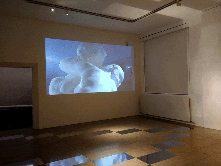 Museum neue Kunst AKTNACKTKUSS Le baiser videoprojektion