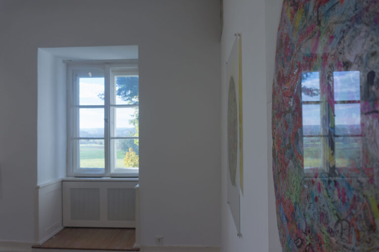 Blick über OPACITY Serie aus dem Fenster der Villa Rot